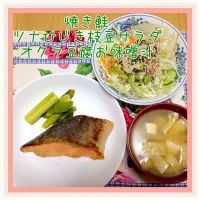 Snapdishの料理写真:焼き鮭＆ツナひじき枝豆サラダ＆オクラ豆腐お味噌汁|舞さん