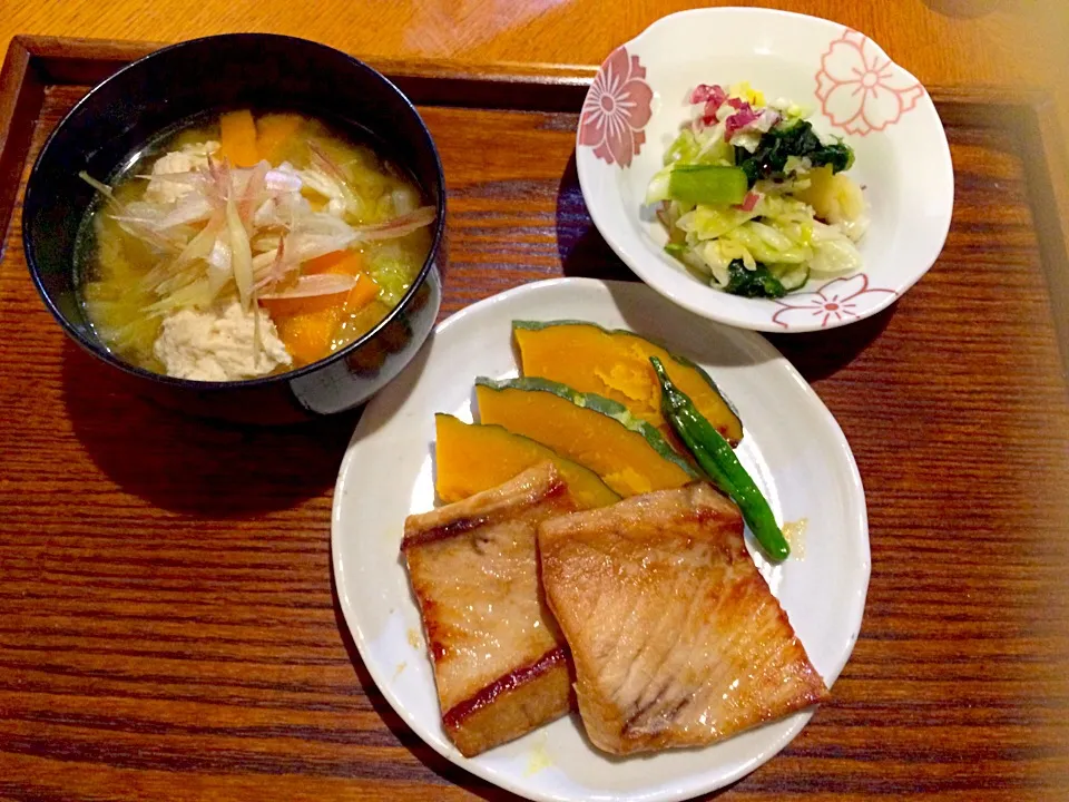 Snapdishの料理写真:まぐろのみりん焼き野菜添え、鶏肉団子の味噌汁、野沢菜と野菜の漬物|Iggywiggyさん