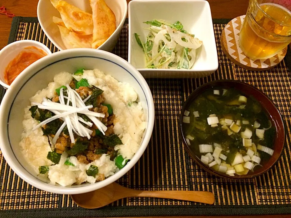 ネバネバ肉そぼろ丼 わかめのお味噌汁 れんこんと水菜のマヨサラダ ハムチーズ揚げ|haseseさん