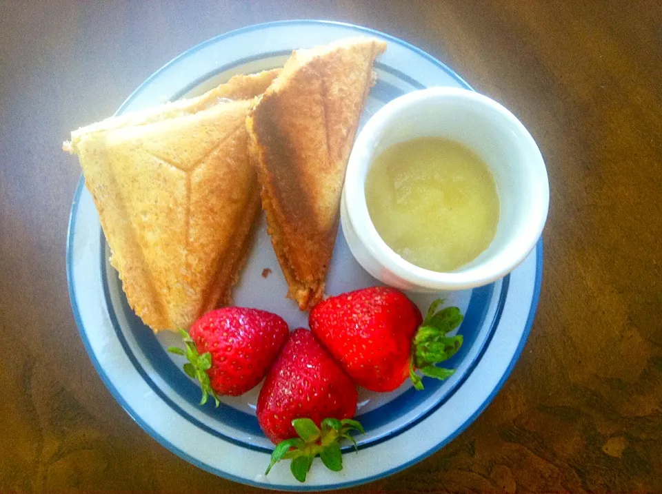 Grilled peanut butter and banana honey sandwhich with side of apple sauce and strawberries|victoria valerioさん