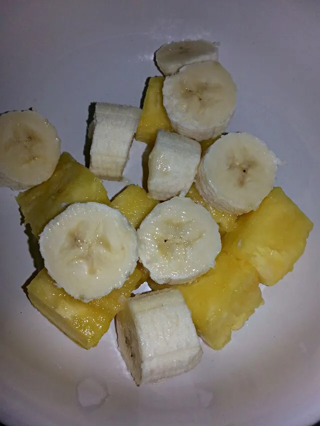 fresh pineapple and bananas|Polly Gelfusoさん