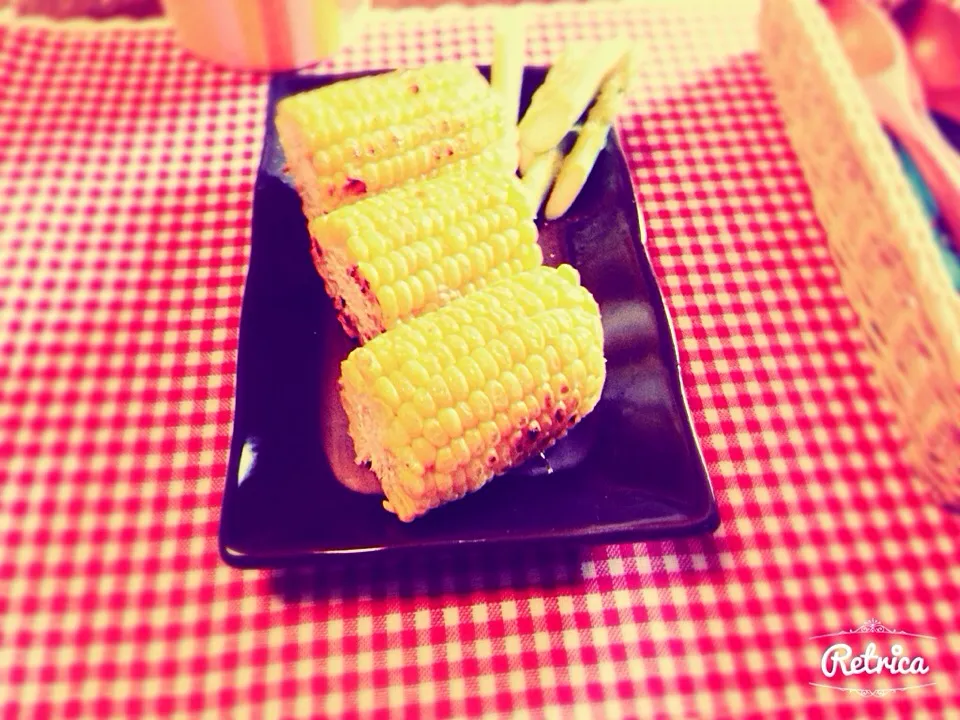 昨日彼女と野菜を買いに野尻の里に行き、🌽が美味しそうだから買ってきて、焼き🌽にしました!アスパラは飾りっす‼︎|この携帯壊れる！さん