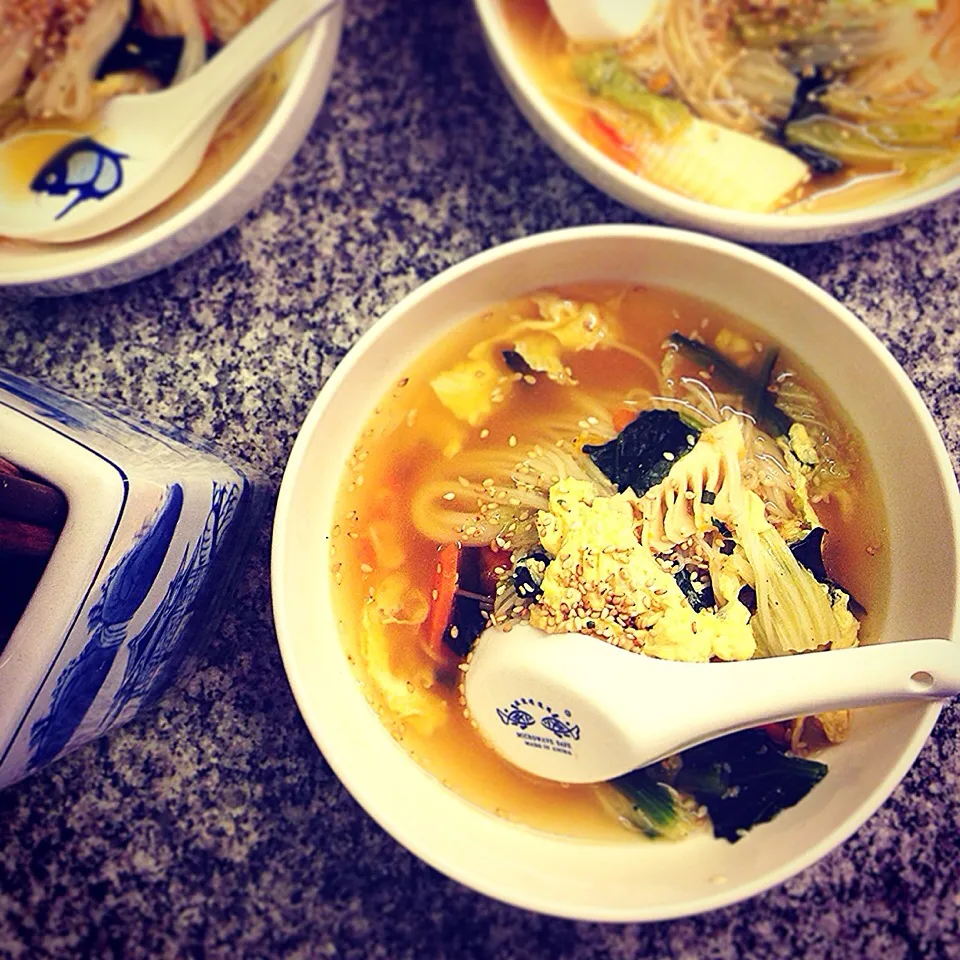 Soup of soumen noodles and various veges in a soy sauce broth. It is "Nyumen". 
朝ごはんのにゅうめん。|Yuka Nakataさん