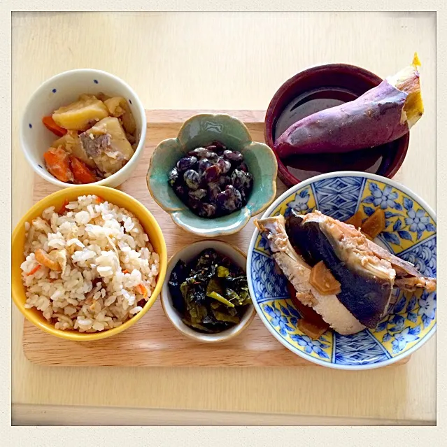 かやくご飯☆高菜のお漬物☆肉じゃが☆黒豆納豆☆焼き芋☆ぶりのアラ煮付け(๑◕ˇڡˇ◕๑)|とまこ(*^o^*)さん