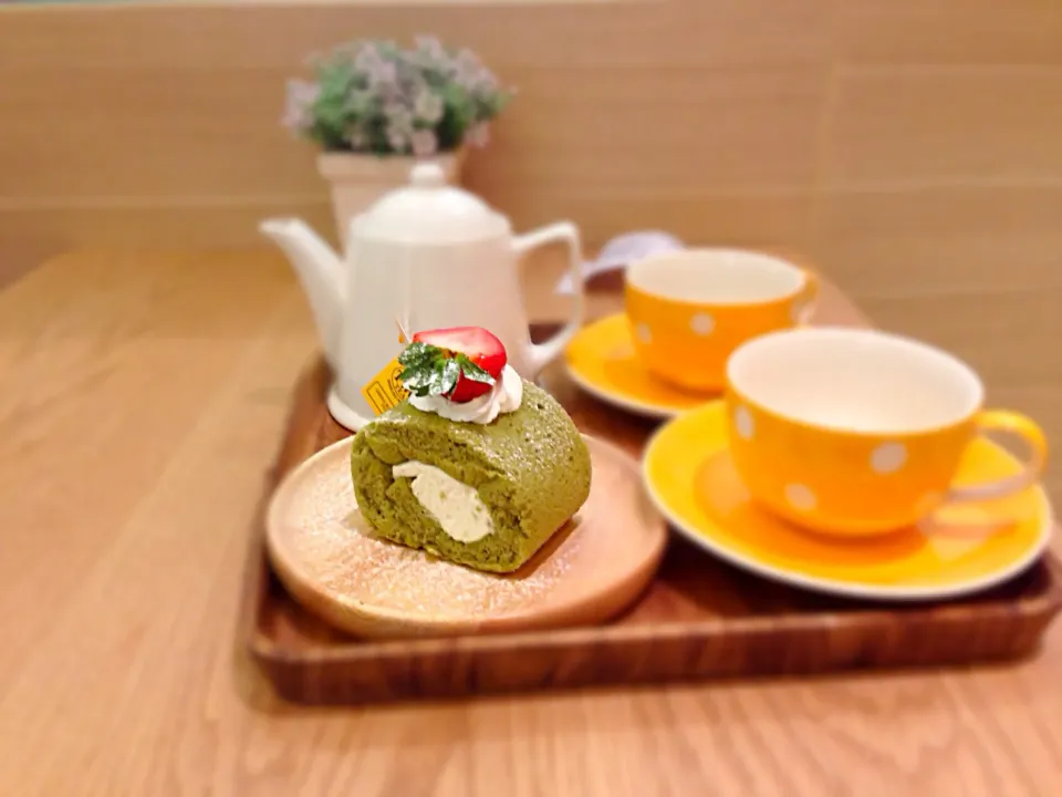 Strawberry Matcha Roll & TWG Geisha Blossom|didi kullawadeeさん