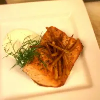 salmon, potato strings,  horseradish creme|Timothy Harrisさん