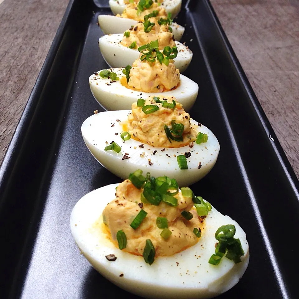 Bacon & Cheddar Deviled Eggs|OnTheWoodenTableさん