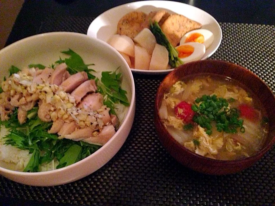 蒸し鶏ネギソース丼、ガンモドキの煮物、中華卵スープ|ayumiさん