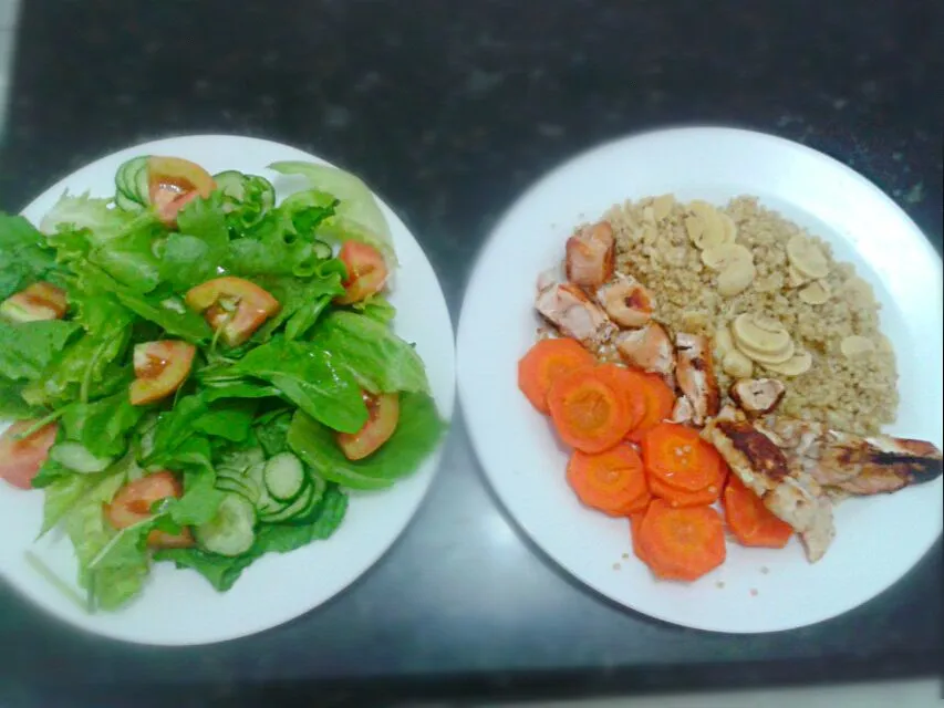 07/08/2014 - jantar

espetinhos de frango + quinoa + cenoura cozida no vapor + champignons
salada de alface + rúcula + tomate + pepino|Gabriela Baptistaさん