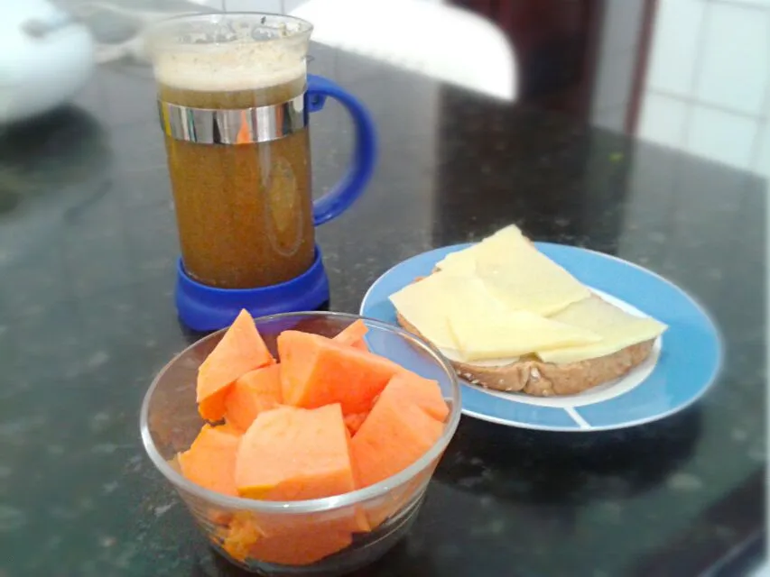 Snapdishの料理写真:08/08/2014 - desjejum

pão integral + queijo muçarela light 
mamão em cubos
suco de melão orange + chá verde + hortelã|Gabriela Baptistaさん