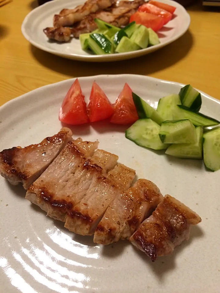 Snapdishの料理写真:豚ロースの焼いたの、きゅうり、トマト。あと写ってないけど玉ねぎとにんじんとお揚げのお味噌汁。|liccaさん