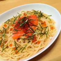 Snapdishの料理写真:タラコといくらとサーモンのパスタ！|みんたろうさん