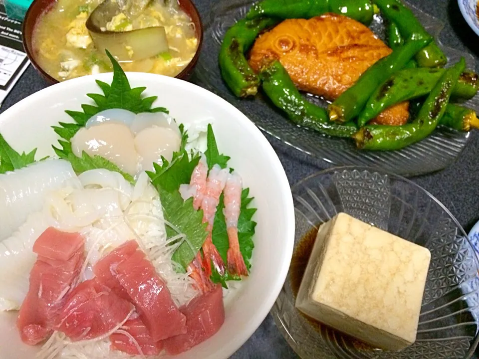 Snapdishの料理写真:海鮮丼、冷奴、炒め茄子ネギ玉子味噌汁、甘なんばん(甘唐辛子)、鯛焼(薩摩揚げみたいなやつ)。|ms903さん