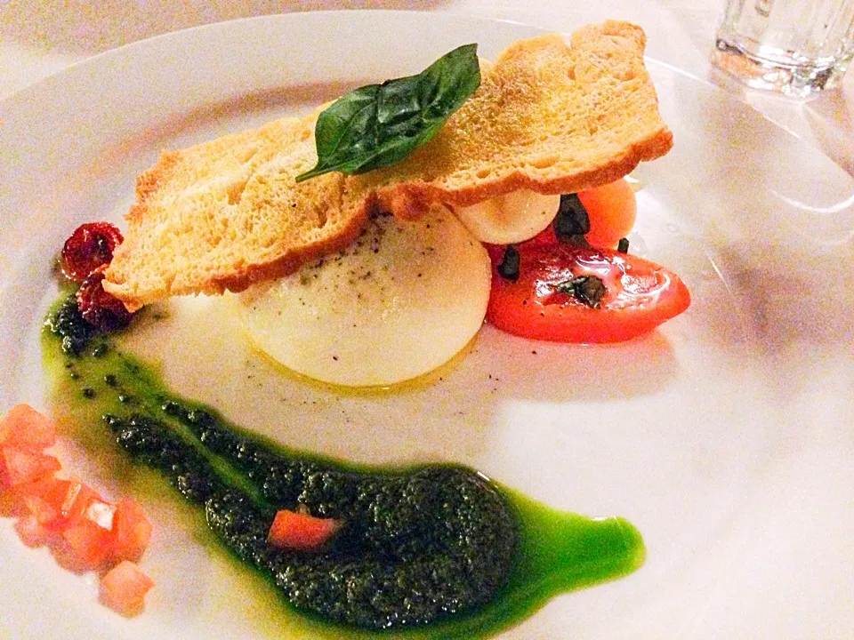 Burrata cheese with tomatoes and pesto sauce|sgさん