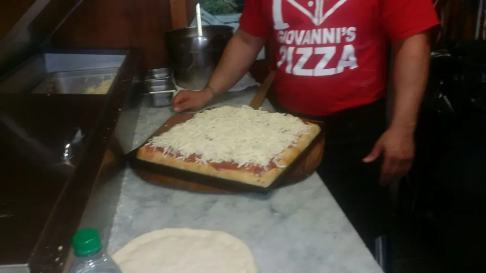 My buddy Giovani getting ready for business. 
New York Pizza.|Frank Ortizさん