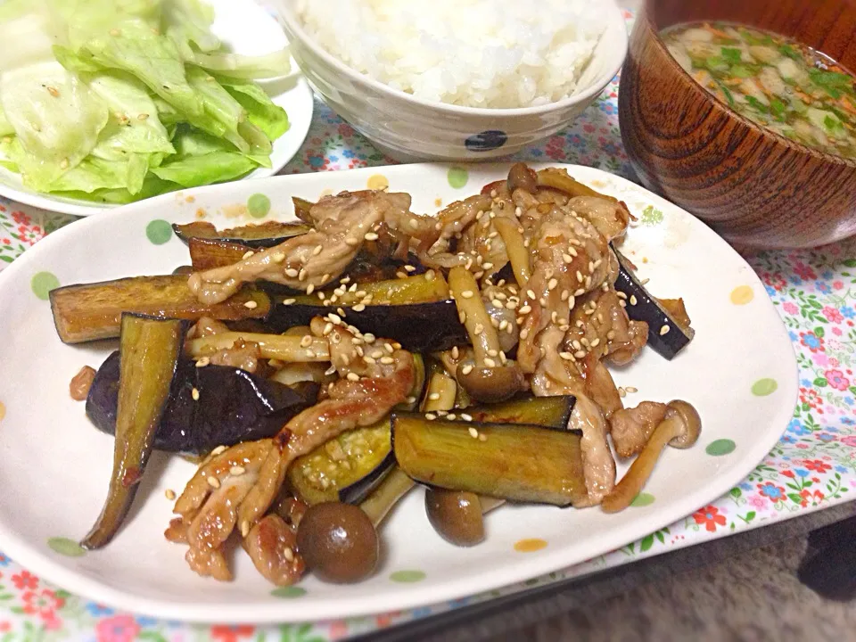 茄子と豚肉の甘辛いためと梅昆布茶キャベツとタニタ食堂のメカブ味噌汁(インスタント)|よんさん