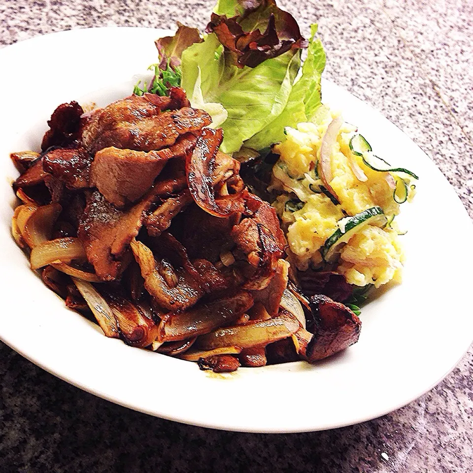 Ginger n garlic pork with potato salad. 豚肉ニンニク生姜焼きとポテトサラダ。|Yuka Nakataさん