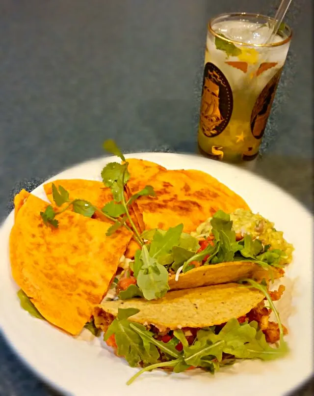 vegetarian night: bean/cheese quesadilla and tofu raco with homemade ghost pepper salsa and guacamole|Jiraphon Gさん