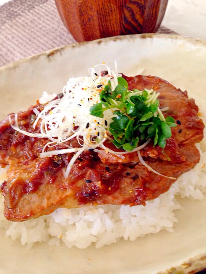 Snapdishの料理写真:豚肉のネギ味噌焼き丼🍀|デミさん