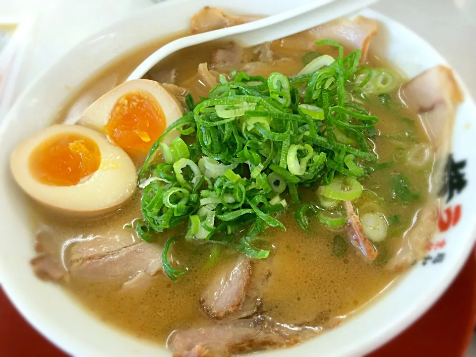 Snapdishの料理写真:【本日のランチ】
横綱のラーメン。
チェーン店の割りにはなかなか美味い豚骨しょうゆ味。(^^)|JTKさん