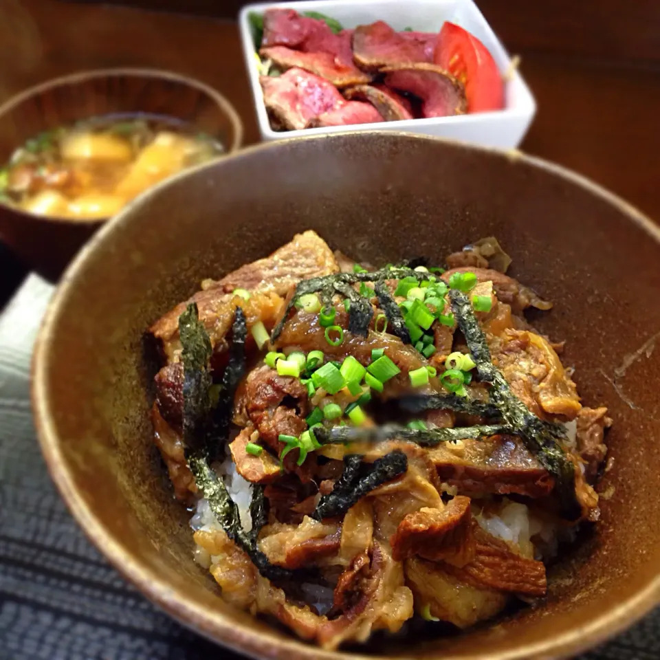 ドライブデート🚗💨ランチは、【ガッツリ肉を喰うのだー🍖】和牛すじ煮込み丼＆ローストビーフサラーダ(´･Д･)」|koji toyodaさん