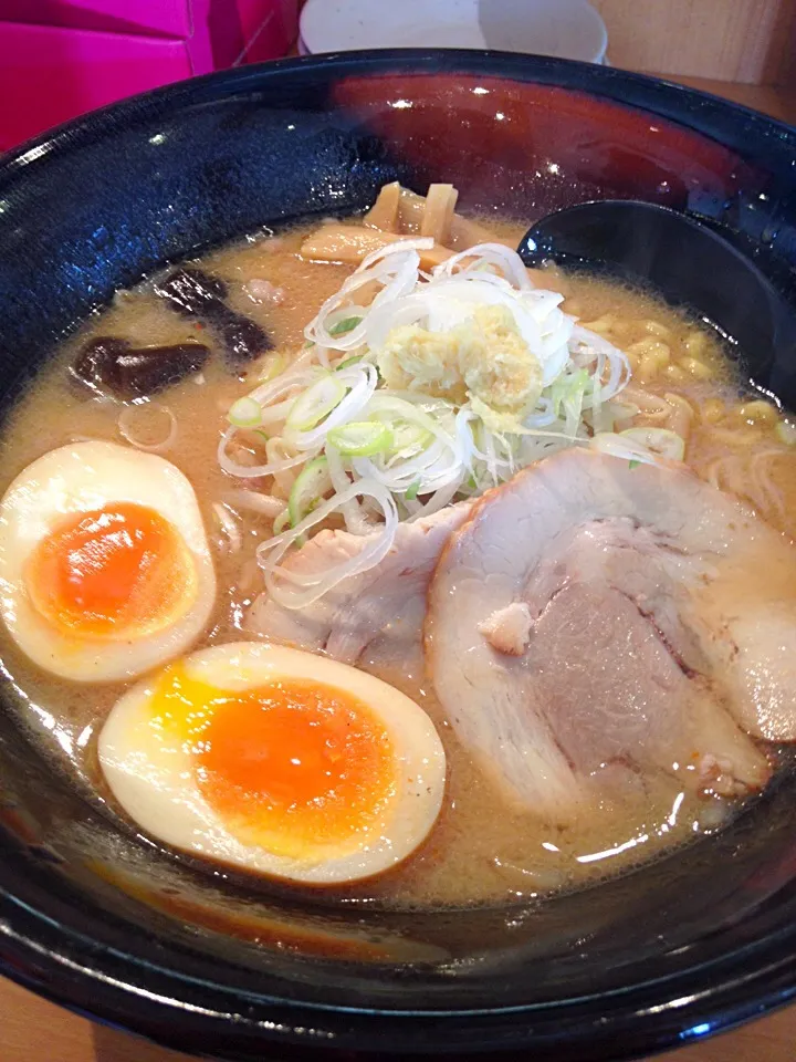 Snapdishの料理写真:味噌ラーメン味玉付き|Mickeeさん