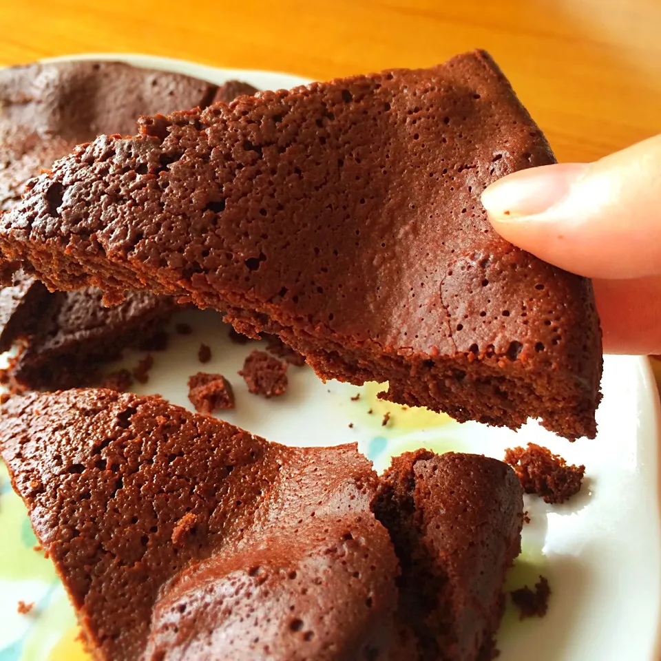 Snapdishの料理写真:チョコケーキ 板チョコ4枚と卵3つだけ！🍫|walnutさん