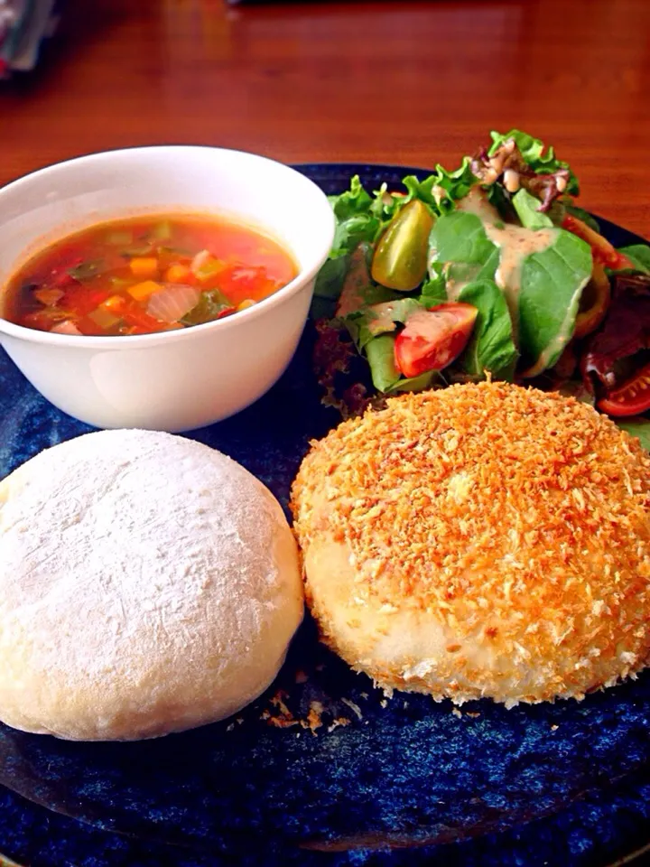 ⭐️カルピスクリームパン ⭐️焼きカレーパン ⭐️野菜サラダ 胡麻ドレッシング ⭐️ミネストローネ|よっちぃさん