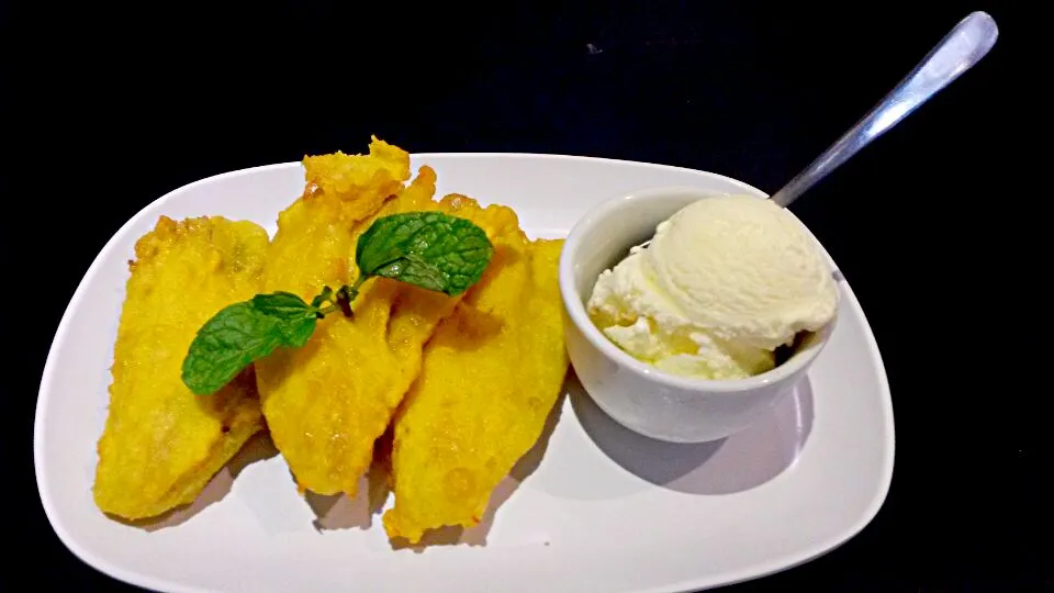 Fried Banana with Vanilla Ice|Livさん