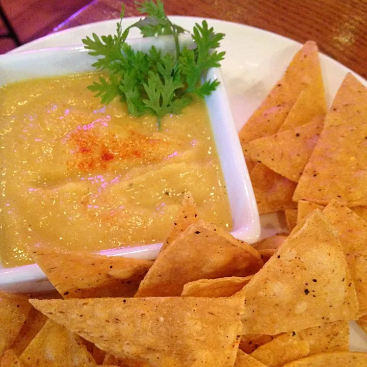 Chips and handmade grilled pineapple salsa!|lauren shannonさん