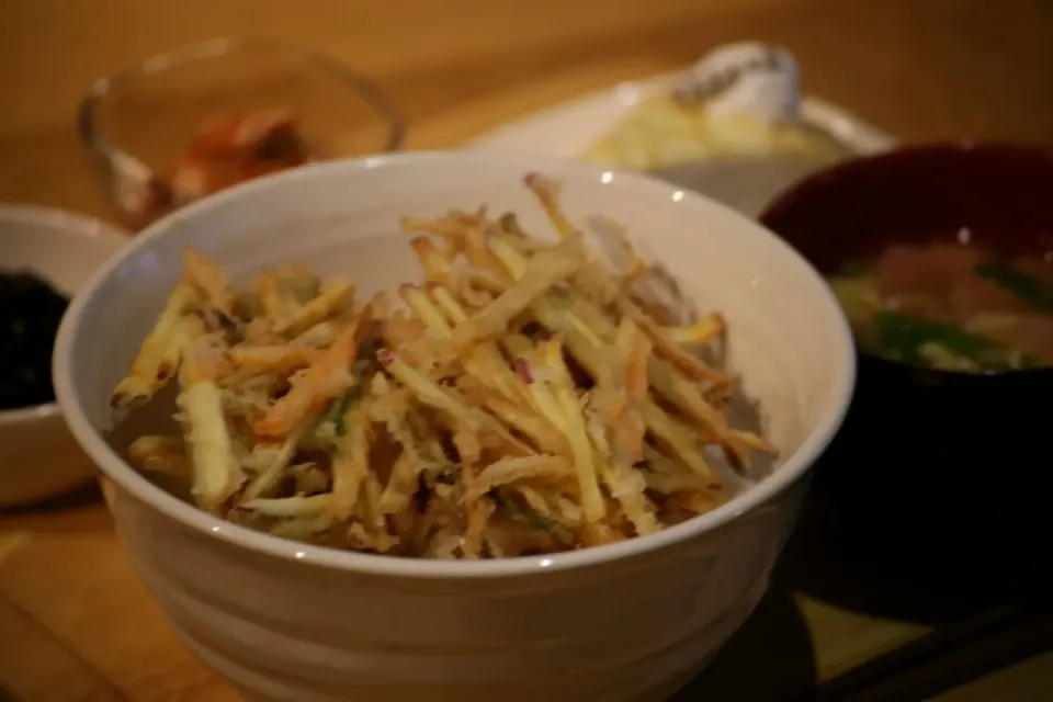 【夕ご飯】かき揚げ丼、ゴマ昆布の佃煮、キムチ、ニラと玉子のお吸い物、ミルクレープ♪|マカロンさん