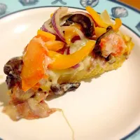 Polenta Pizza with mozzarella, bell pepper, mushroom, red onion, tomato, and salami|Grace Marciaさん