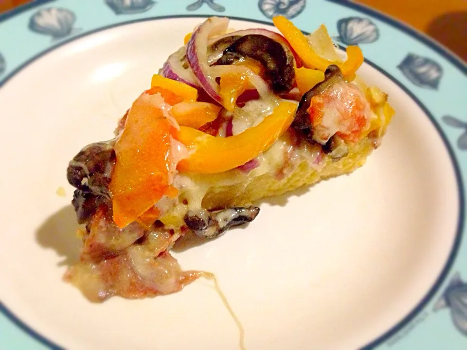 Polenta Pizza with mozzarella, bell pepper, mushroom, red onion, tomato, and salami|Grace Marciaさん