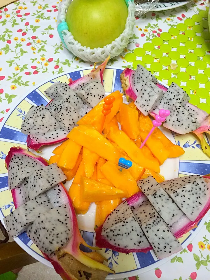 Papaya and dragon fruits for dessert|gachiyunaoさん