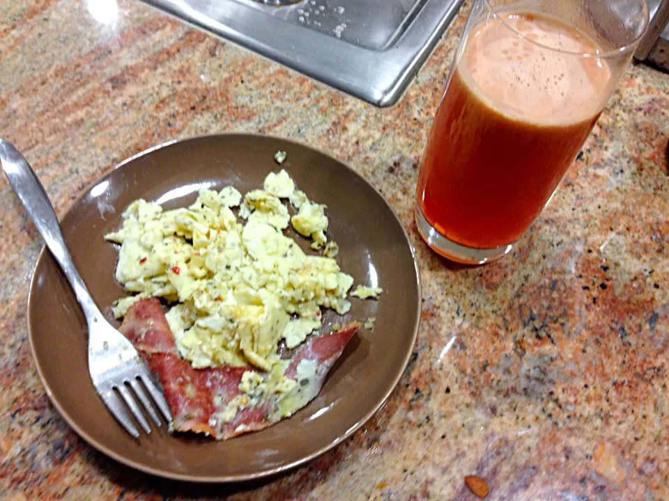 Snapdishの料理写真:2 eggs turkey bacon fresh squeezed apple, pear n strawberry juice|lb180さん