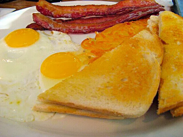 #American cuisine #Breakfast/Brunch out with the bunch 😊 Eggs,  Bacon,  Hashbrowns  & Toast Go #Eat #Love #Pray 💓 😃 #GumboOfSoul 💟|Alisha GodsglamGirl Matthewsさん