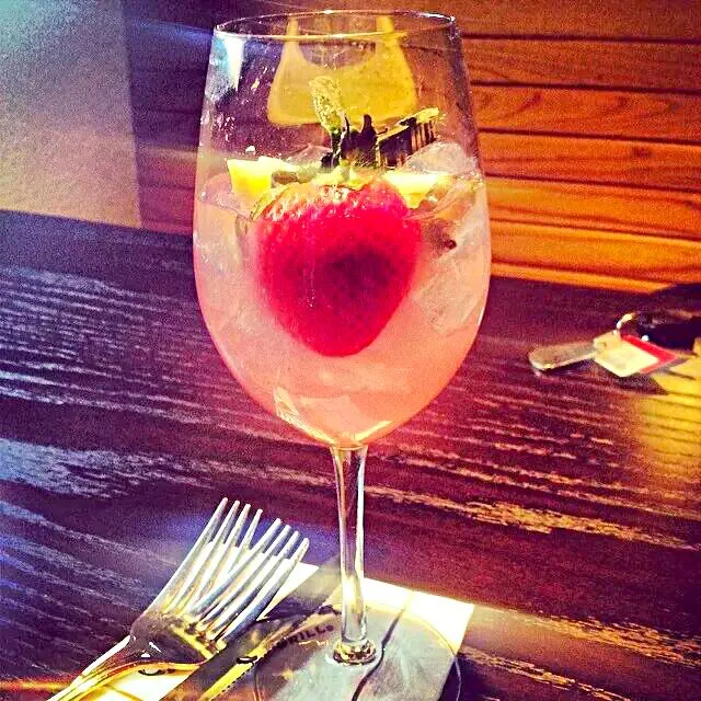 #Alcohol Peach 🍑 Sangeria #LastCall for #GumboOfSoul 💟 🍸 💕 @Carrabbas|Alisha GodsglamGirl Matthewsさん