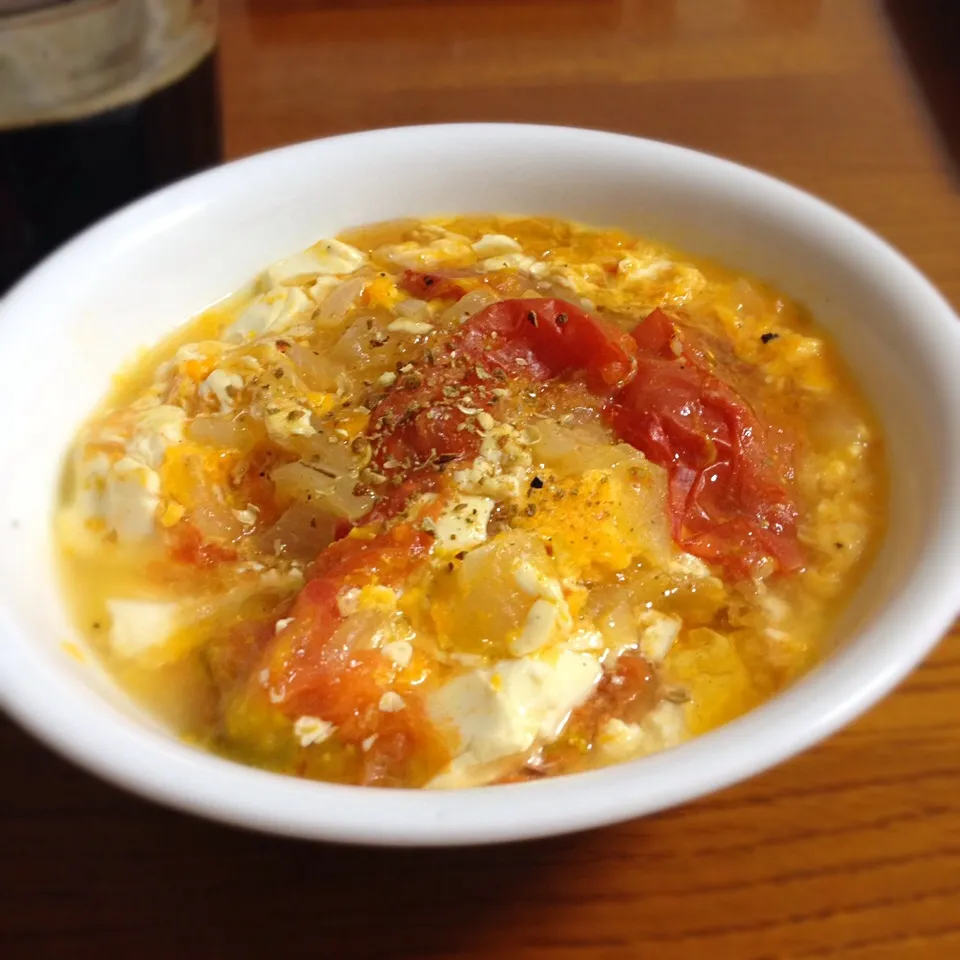 トマトとお豆腐を炒めて卵でとじるよ。味は鶏がらスープ。見た目こんなだけど美味しいんだよ|ももさん