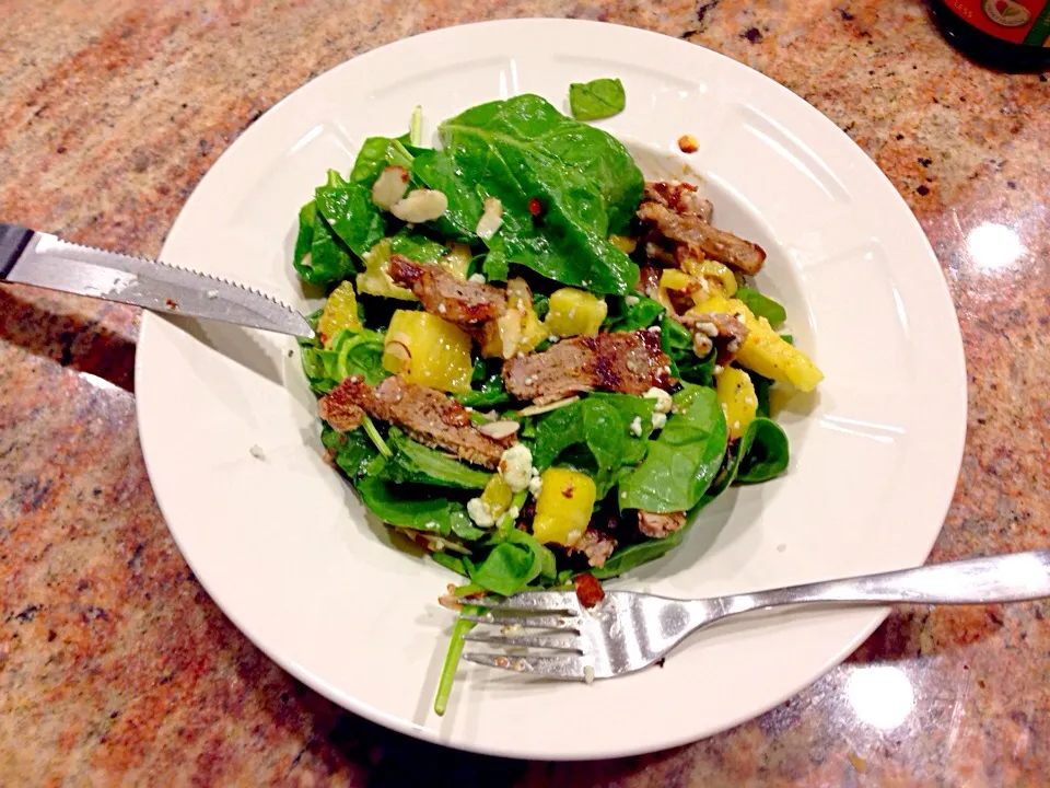 Spinach salad with steak strips blue cheese pineapples and raspberry dressing with almonds|lb180さん