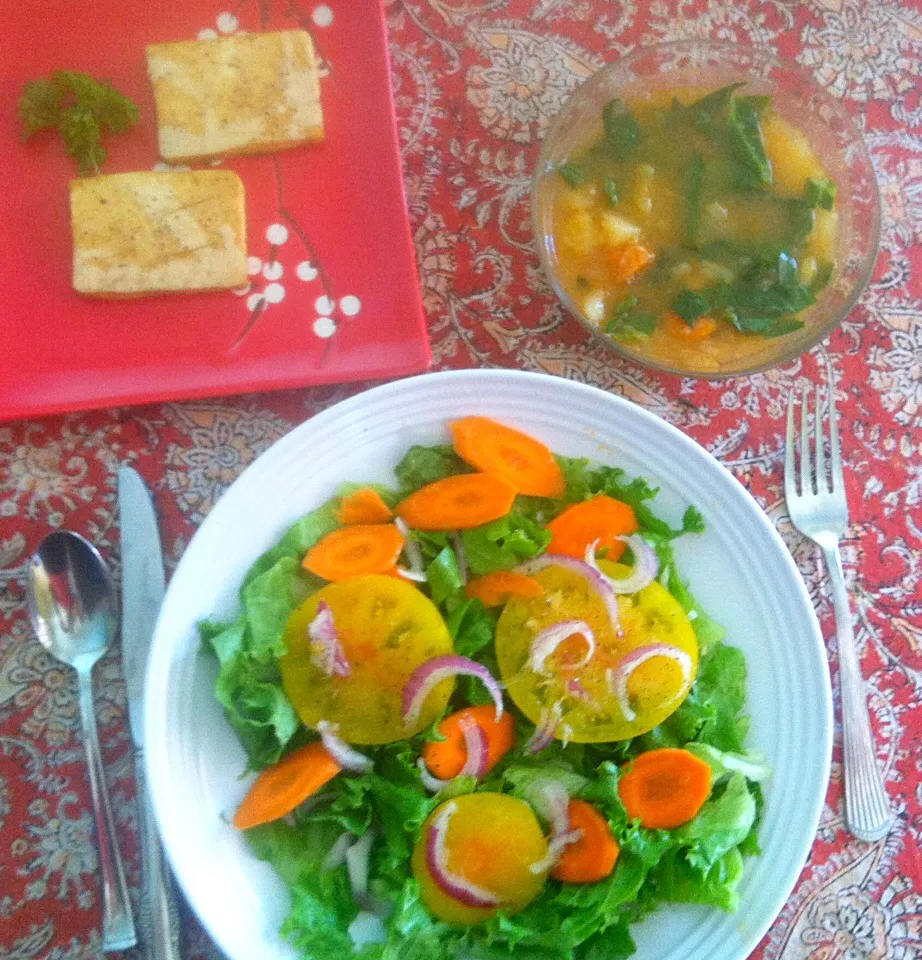 Friday lunch! Grilled tofu with braggs soy sauce and pepper. Large salad with lettuce, yellow heirloom tomato, carrots, & purple onion drizzle of olive oil and |victoria valerioさん