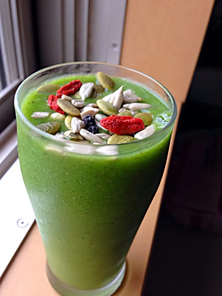 Green smoothie with nuts and dried fruits|viviさん