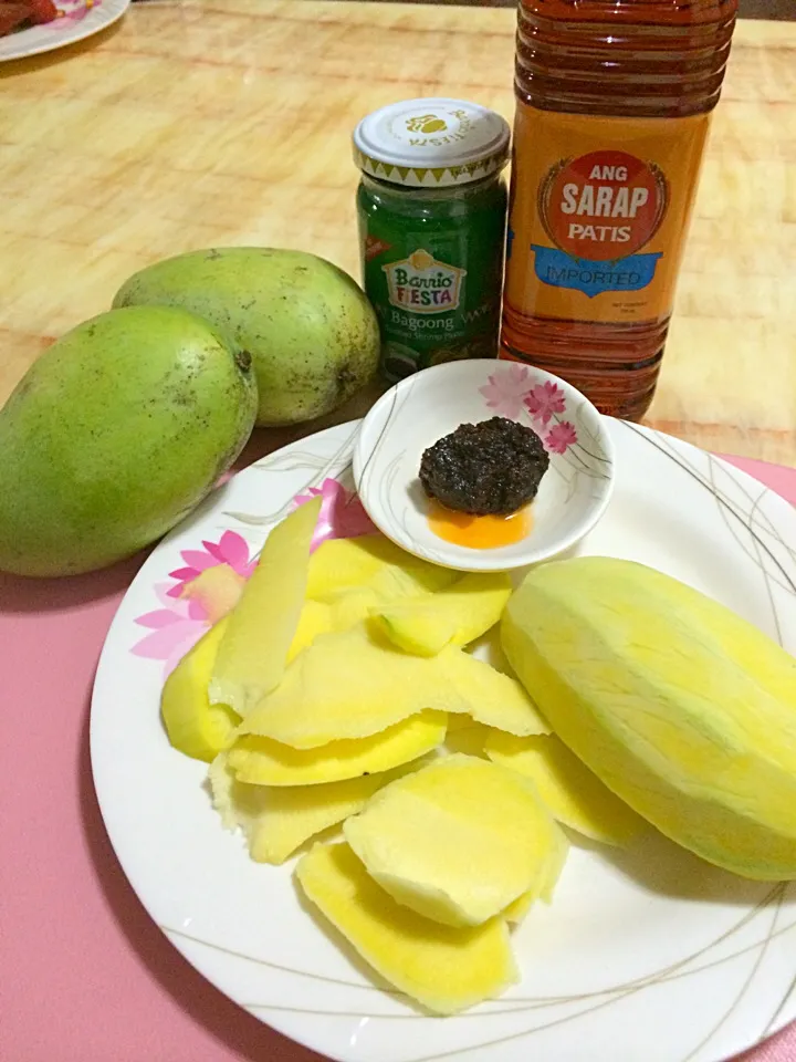 Green Mango w/ bagoong (shrimp paste)|Maribeth Trinidad Nakamuraさん