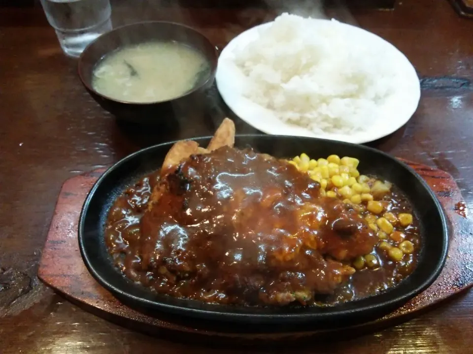 Snapdishの料理写真:キッチン矢沢のポークのチーズパン粉焼き定食、800円。|東京ライオンズさん