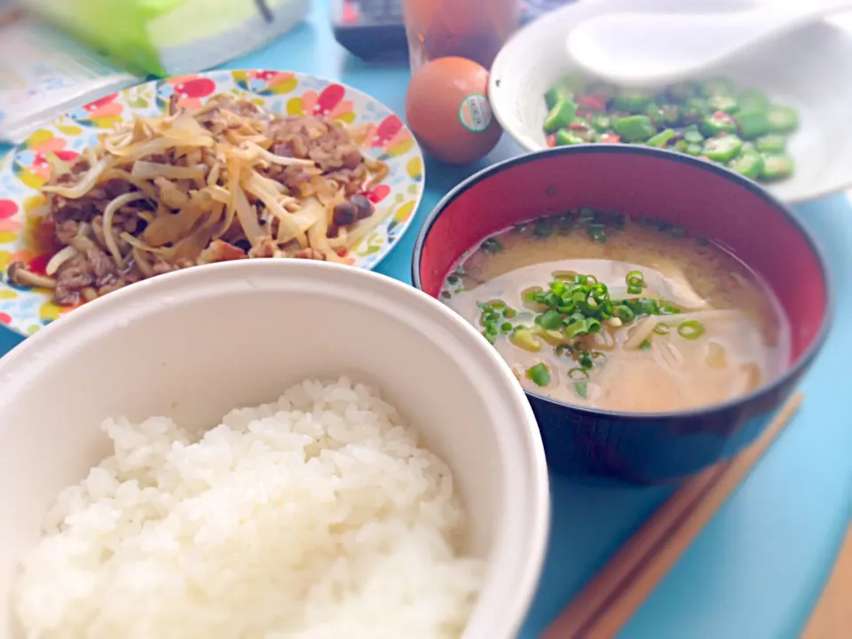 野菜たっぷり牛皿、もやしとキャベツの味噌汁オクラの梅肉和え|Yuka Kuramitsuさん