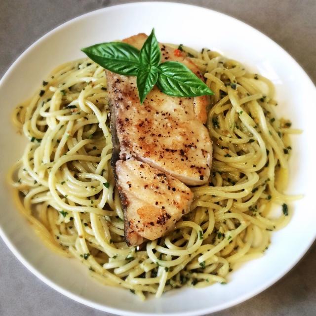 Basil pesto pasta with pan fried sea bass/12Dragon SnapDish[スナップディッシュ