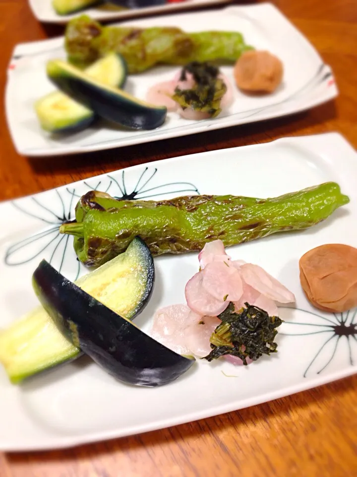 焼き満願寺とうがらしと漬物三種(水ナス・日野菜漬け・梅干し)|satoeさん