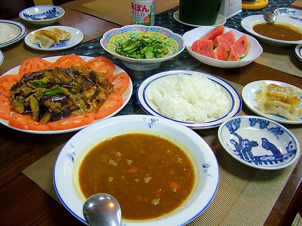 カレースープは欠かせない、豚肉と茄子のピリ辛炒め、餃子は少し、漬け物、スイカは自家製、極こだまスイカ旨い。|Keisei Chouさん