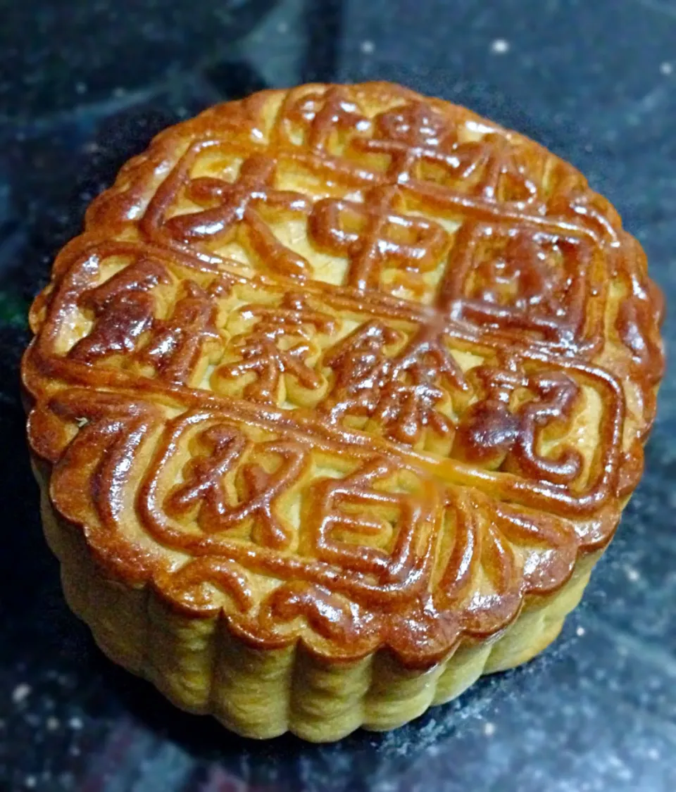 Snapdishの料理写真:Traditional baked mooncake from Tai Chong Kok|coxiella24さん