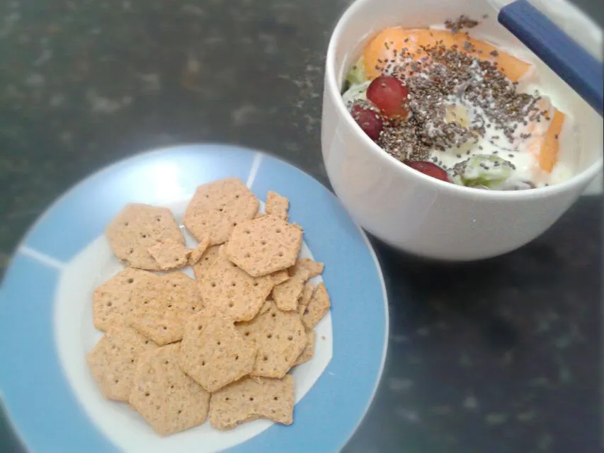 Snapdishの料理写真:16/08/2014 - desjejum

biscoitos integrais sabor alho & orégano + iogurte desnatado + salada de frutas (kiwi + banana + melão orange + uva vermelha) + chia|Gabriela Baptistaさん