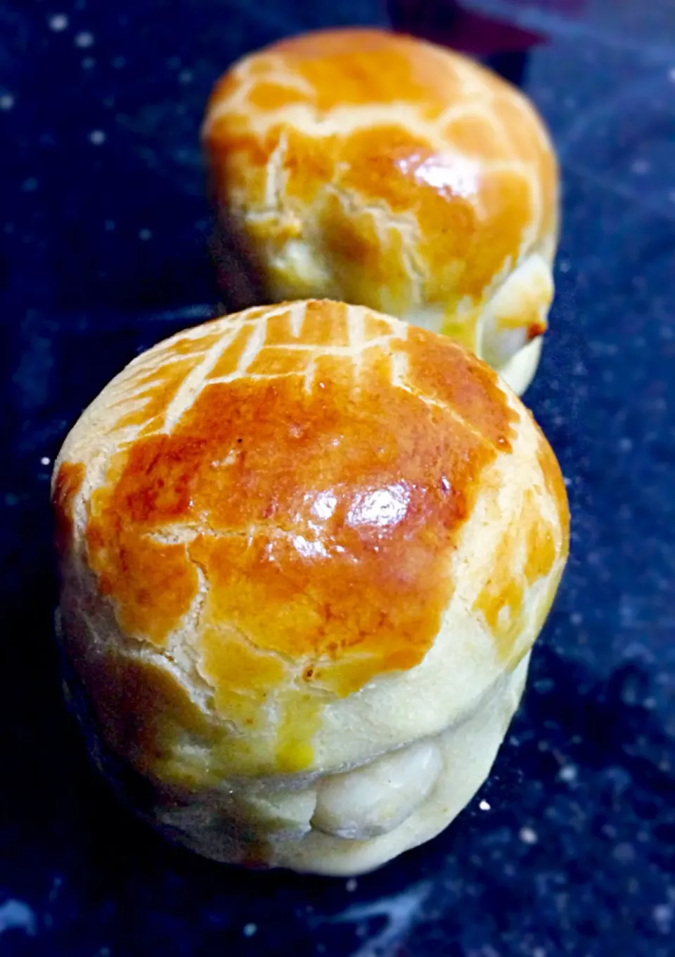 Modern baked moon 'tarts' with macadamia nuts from Tai Chong Kok|coxiella24さん